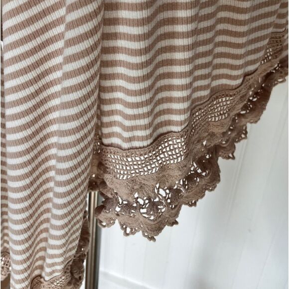 Open Sleeveless Striped Cardigan with Crochet Lace Bottom Trim - Picture 3 of 6